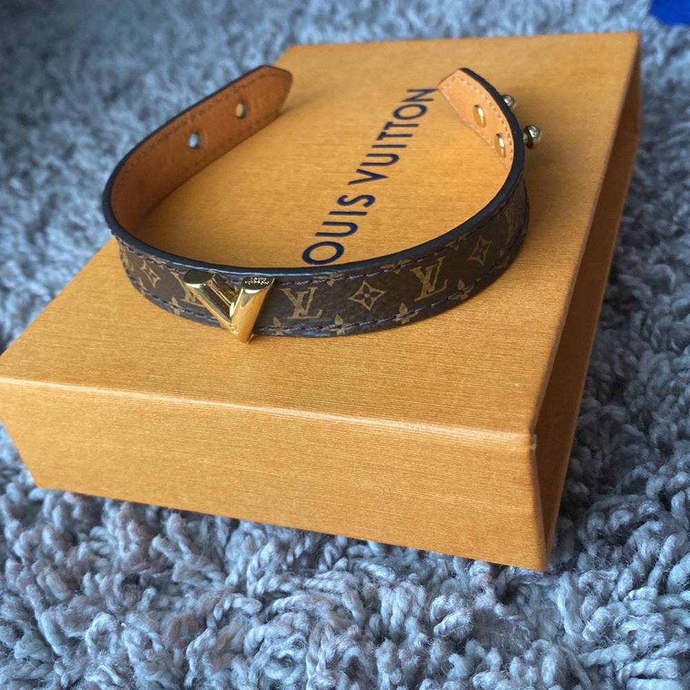 Louis Vuitton Monogram Essential V Bracelet - Picture 3 of 6